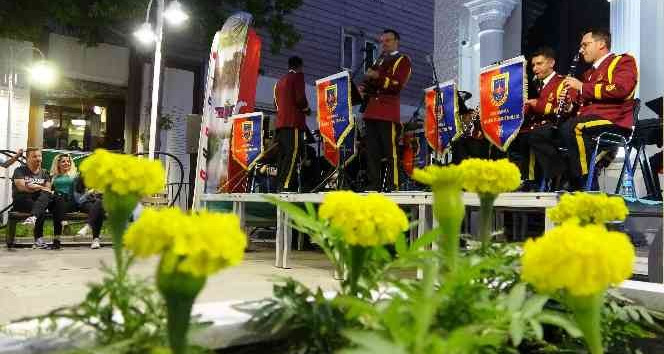 Van’da Mehmetçikten halka konser