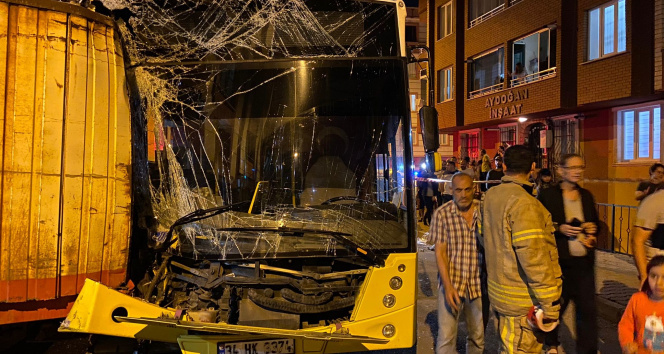 Eyüpsultanda sokağa dalan İETT otobüsü 17 araca çarptı
