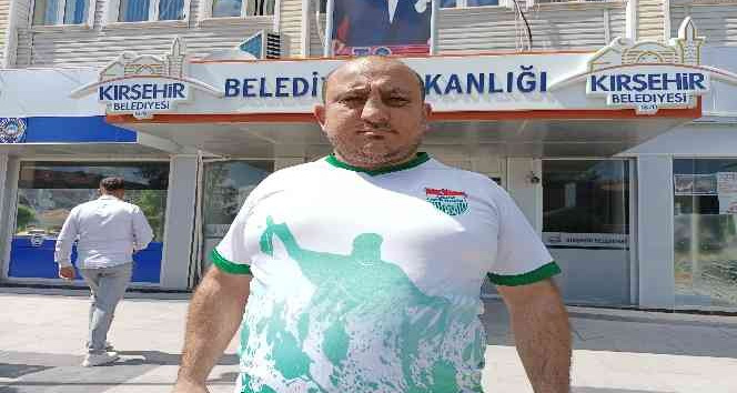 Amigo Halil Kurt, Kırşehir Belediyesi önünde eylem yaptı