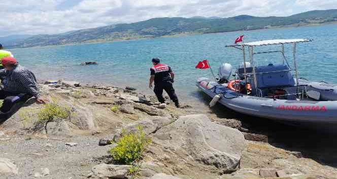 Botlu jandarma ekipleri kaçak balık avcılarına göz açtırmadı