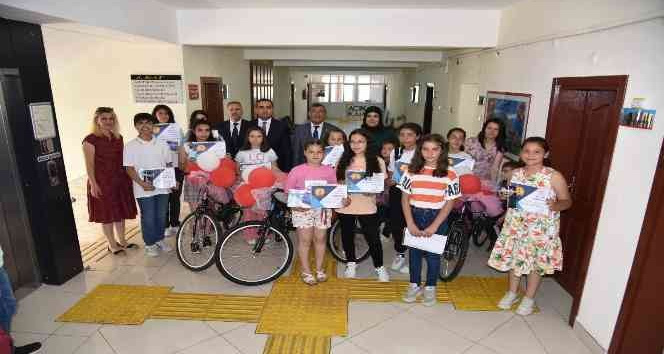 Eğirdir’in kitap kurtları ödüllendirildi