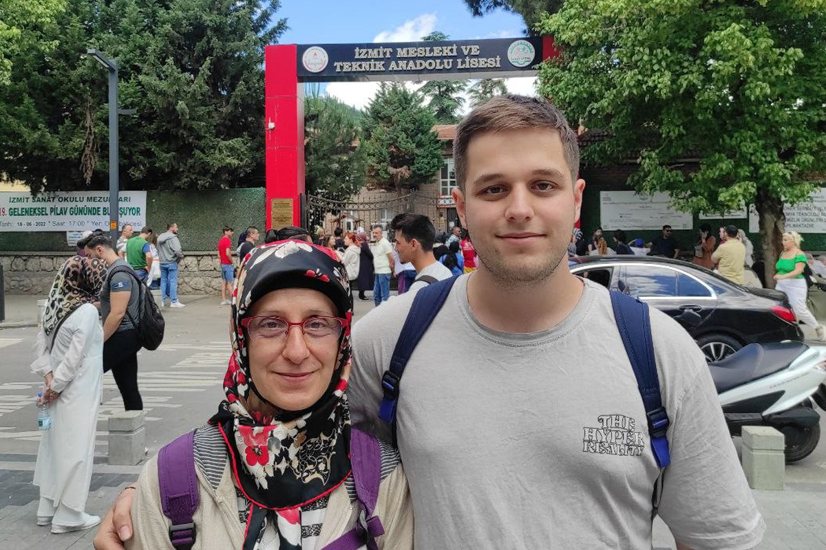 Annesinin elinden tutup sınava götürdü