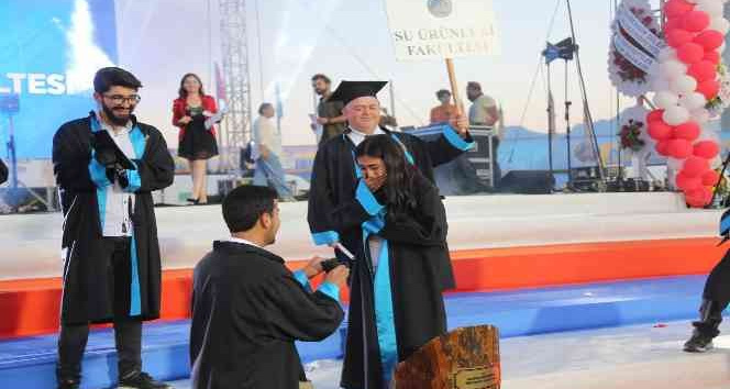 Fakülte birincisi genç kıza yaş kütüğüne plaket çakarken hayatının sürprizi