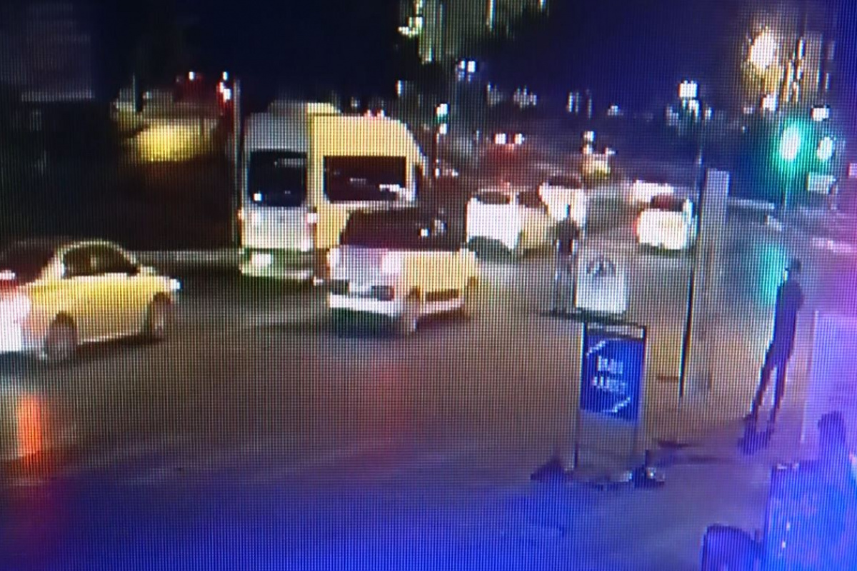Bir garip olay...alkollü şahsın o anları güvenlik kamerasına yansıdı