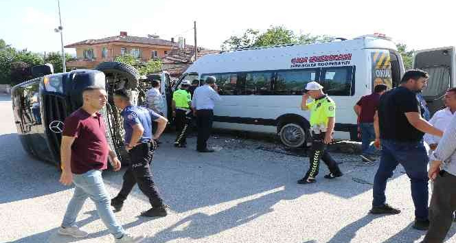 Erzincan’da iki minibüs çarpıştı: 7 yaralı