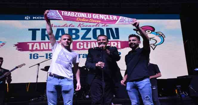 Rafet El Roman, Trabzonspor için bestelediği şarkıyı ilk kez konserinde söyledi