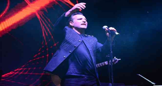 Sahnede Ferdi Tayfur taklidi yapan Rafet El Roman seyircilerden tam not aldı