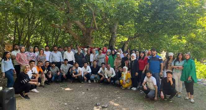 Terörden arındırılan doğada buluşan gençler halay çekerek piknik yaptı