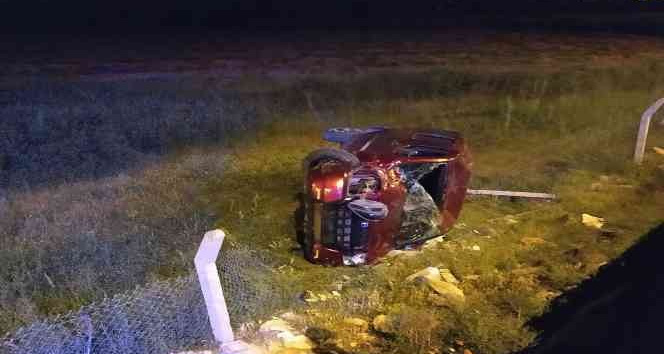 Yoldan çıkan otomobil tarladaki tellere takılarak durabildi