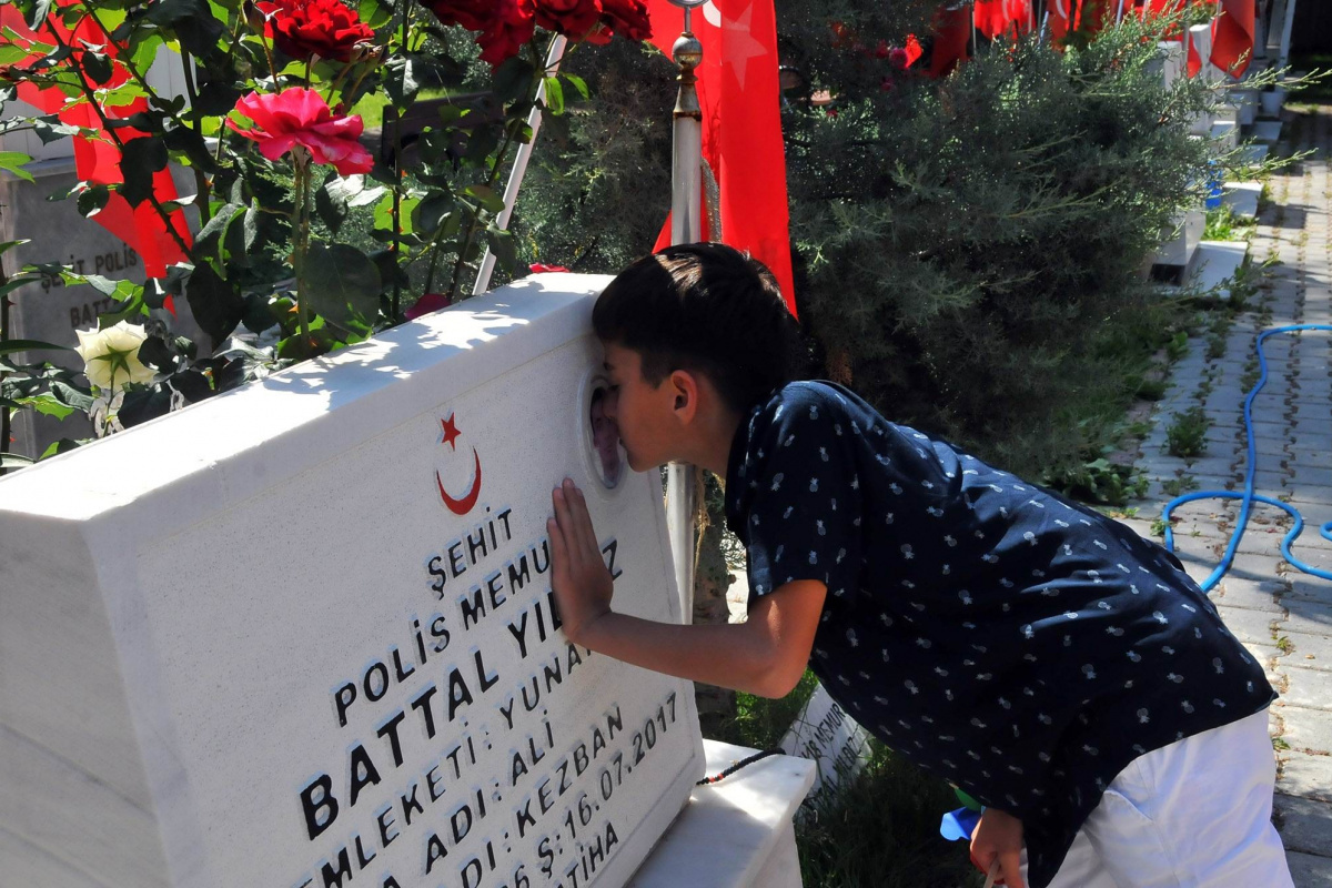 Şehit babalarının mezarını gül suyuyla temizlediler