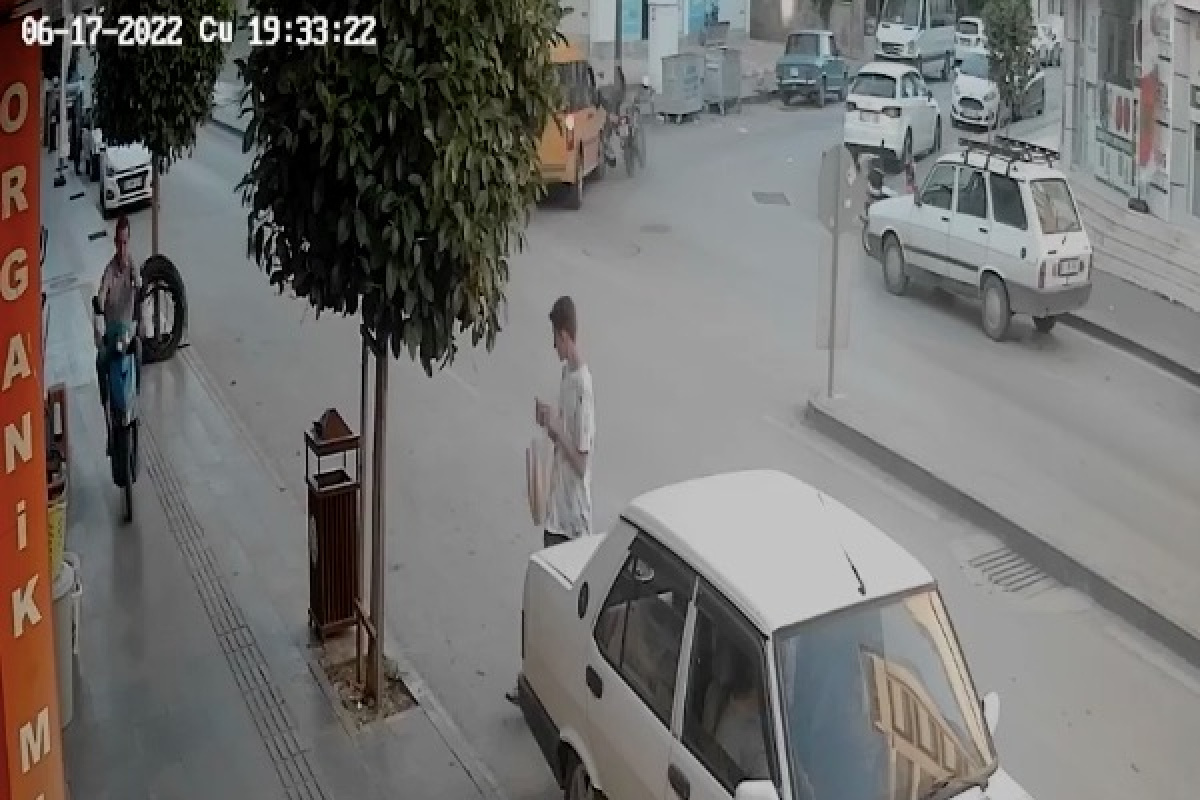 Antalya'da ters yönden yola çıkan ticari taksi motosiklet sürücüsünün ölümle burun buruna getirdi