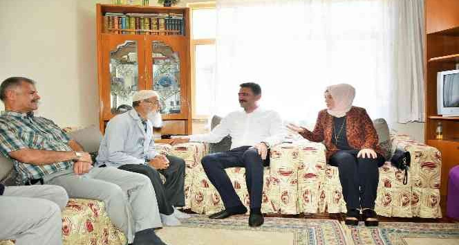 Vali Tekbıyıkoğlu’ndan şehit babalarına ziyaret