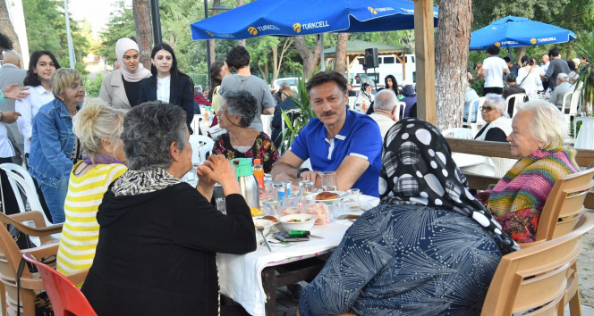 Huzurevi sakinlerine babalar günü kutlaması