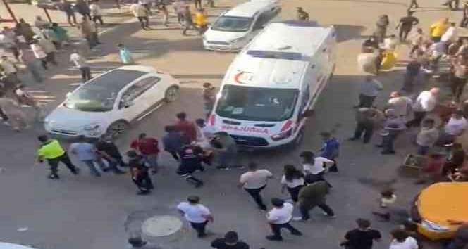 Sokak ortasında boğazından bıçaklanan genç ağır yaralandı