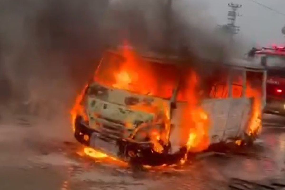 Tarsus&#039;ta tarım işçilerini taşıyan servis aracı alev alev yandı
