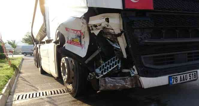 Karabük’te tır otomobille çarpıştı: 3 yaralı