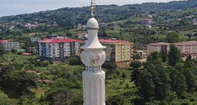 Hem mimarisiyle hem de minaresiyle ilgi çekiyor