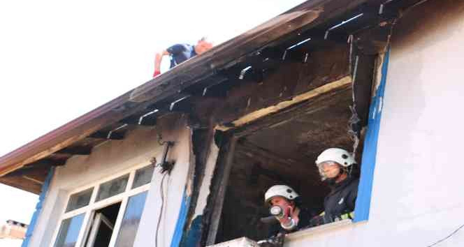 Annesini ve evi benzin döküp yaktı