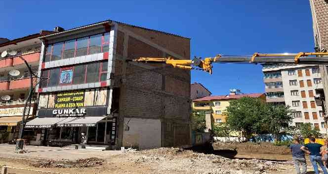 Kazı çalışmasında temeli ağır hasar gören bina için iş makineli önlem