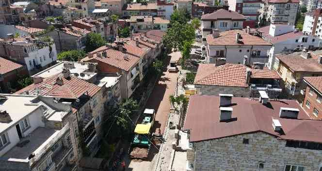 Altyapı yenileme çalışmaları tamamlanan sokaklar sıcak asfalt konforu ile buluşuyor