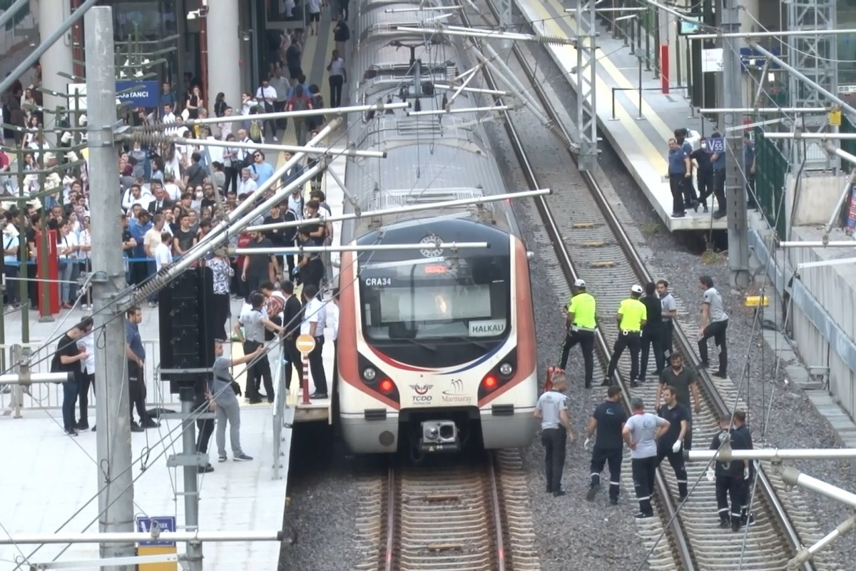Bostancı’da tren raylarına atlayan genç hayatını kaybetti