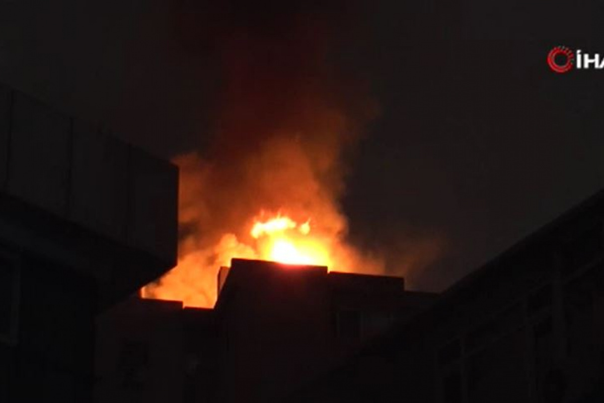 Kadıköy&#039;de 11 katlı binanın çatısı alev alev yandı