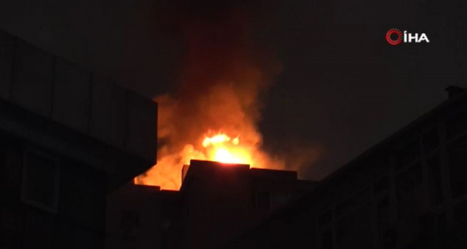 Kadıköyde 11 katlı binanın çatısı alev alev yandı