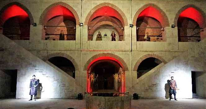 Deveciler Hanı’nda defile