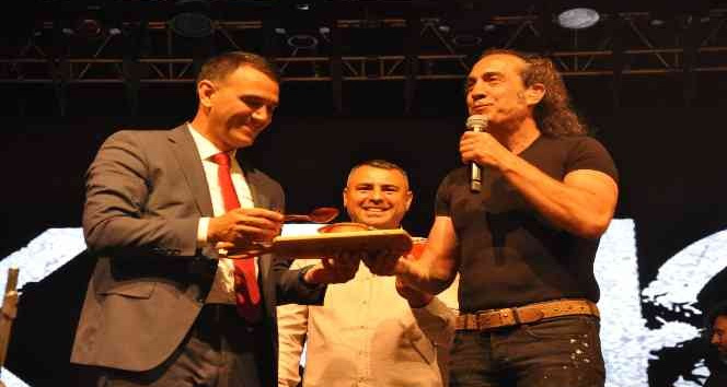 Kıraç sahnede Silifke yoğurdu yedi