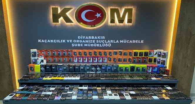 Diyarbakır’da bir araçta 180 adet tuşlu telefon ele geçirildi