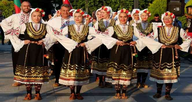 Yerli ve yabancı halk dans gruplarının gösterileri ilgiyle izlendi