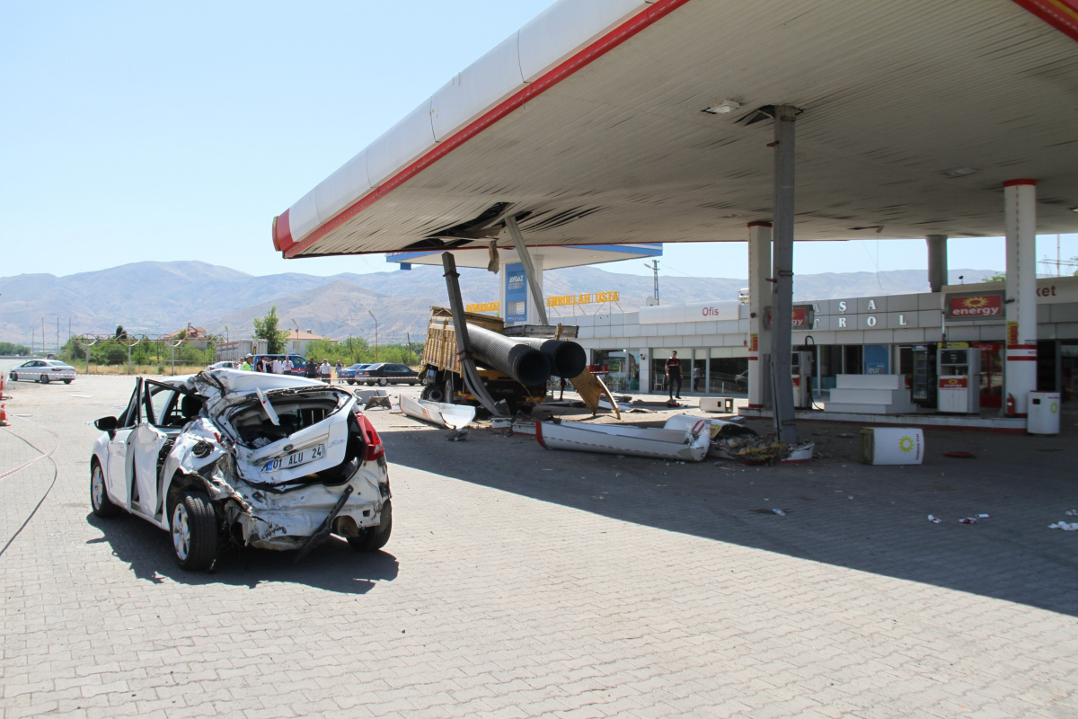 Elazığ’da otomobile çarpan kamyon akaryakıt istasyonuna girdi: 5 yaralı