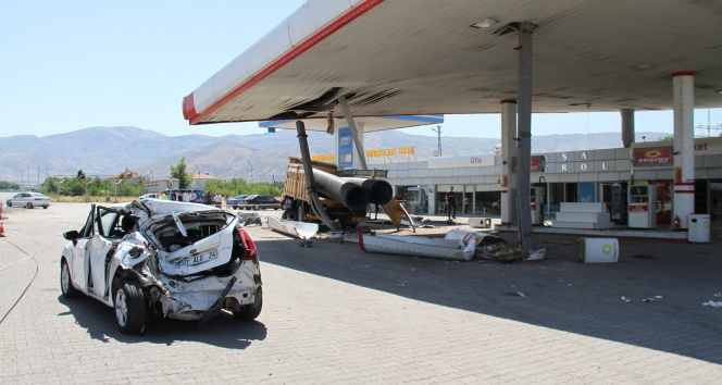 Elazığda otomobile çarpan kamyon akaryakıt istasyonuna girdi: 5 yaralı