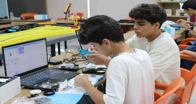 Karaköprü’de gençler robotik kodlama eğitimi alıyor