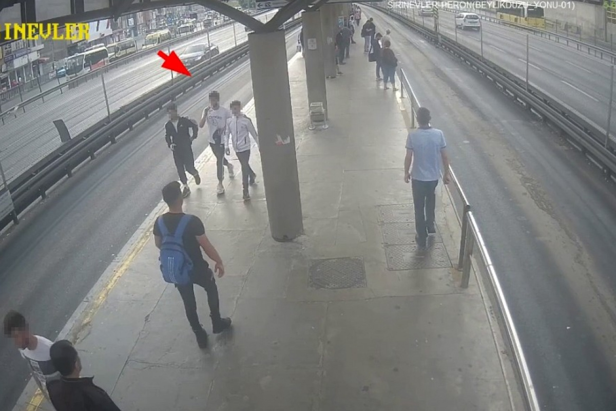Metrobüsle hırsızlığa gittiler: Şüphelilerden biri kaçarken cüzdanını düşürdü