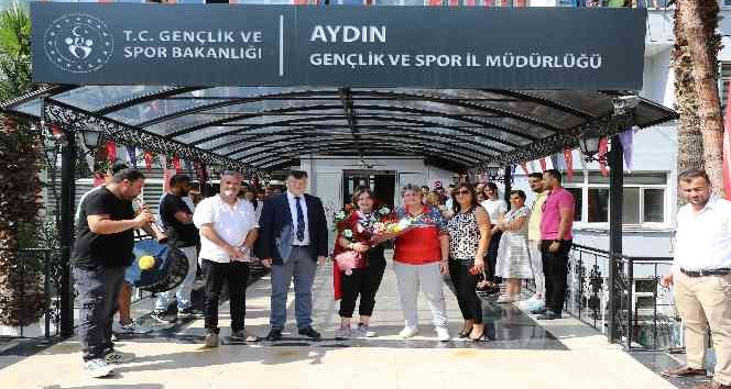 Milli Sporcu Burcu, memleketi Aydın’da çiçeklerle karşılandı
