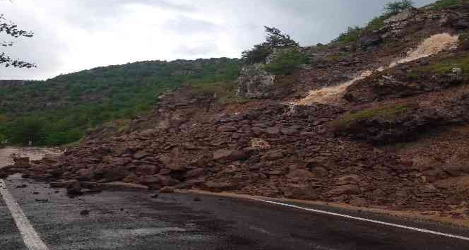 Kıbrıscık’ta yağmur sebebiyle kayan toprak yolu kapattı