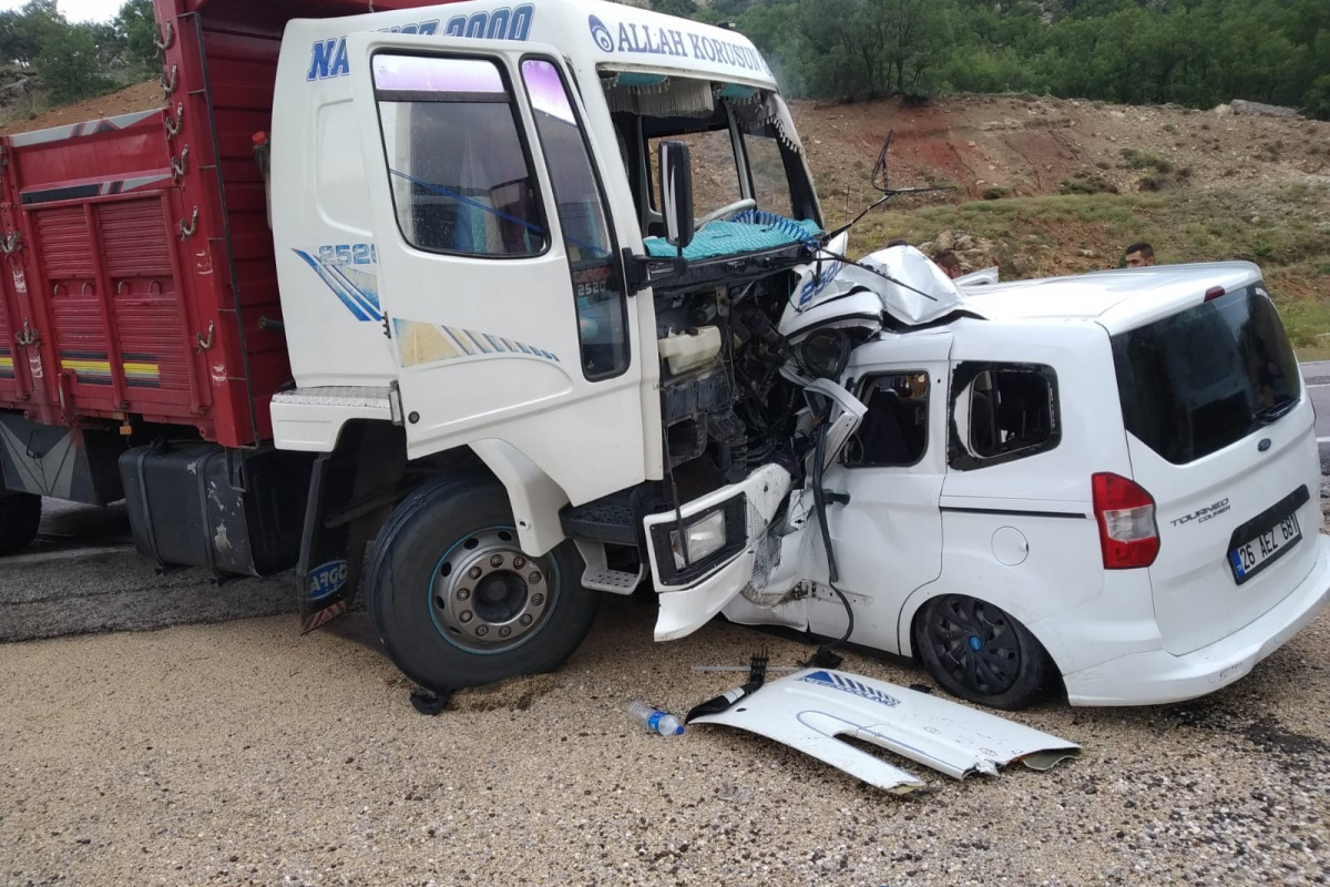 Eskişehir’de kamyon ve kamyonet çarpıştı: 1 ölü 1 yaralı