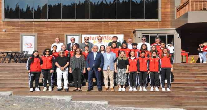 2. Lig’e yükselen Kastamonu Gücü Kadın Futbol Takımı yemekte bir araya geldi