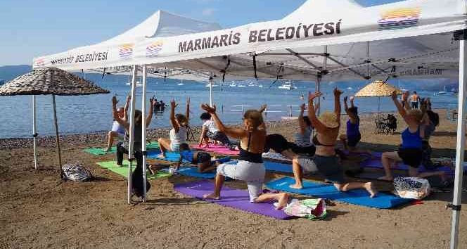 Dünya Yoga Günü halk plajında kutlandı