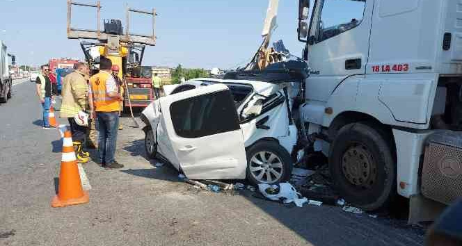 TEM Otoyolu’nda iki tır bir otomobilin karıştığı kazada 5 kişi yaralandı