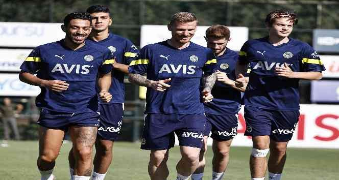 Fenerbahçe, hazırlıklarını sürdürüyor