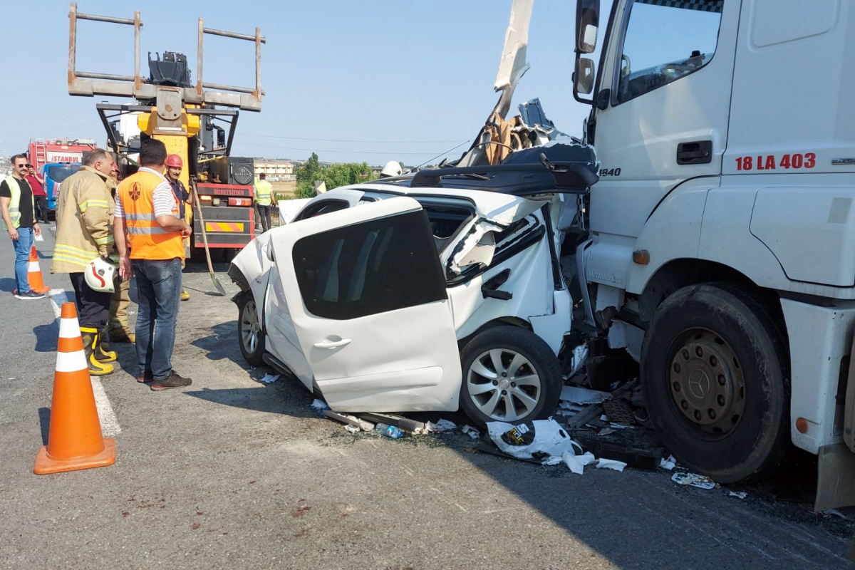 TEM Otoyolu’nda iki tır bir otomobilin karıştığı kazada 5 kişi yaralandı