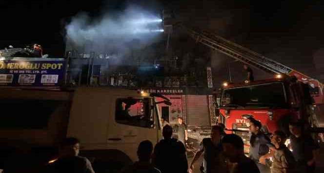 Diyarbakır’da gıda toptancılar sitesinde yangın çıktı. Yaklaşık iki saattir kontrol altına alınmaya çalışılan yangında söndürme çalışmaları devam ediyor.