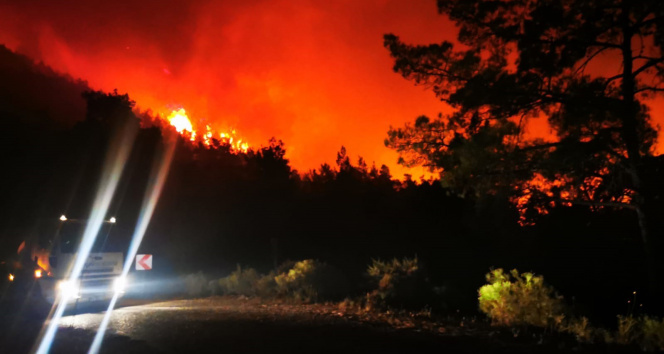 Marmariste orman yangını: Alevler gökyüzünü kızıla bürüdü