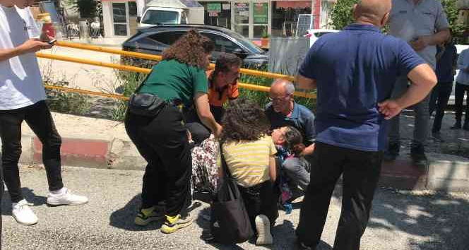 Kaza yapan oğluna bir şey olduğunu zanneden anne baygınlık geçirdi