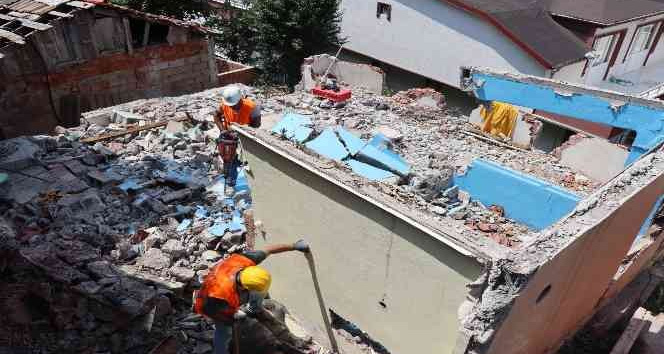 Serdar’daki metruk bina yıkıldı