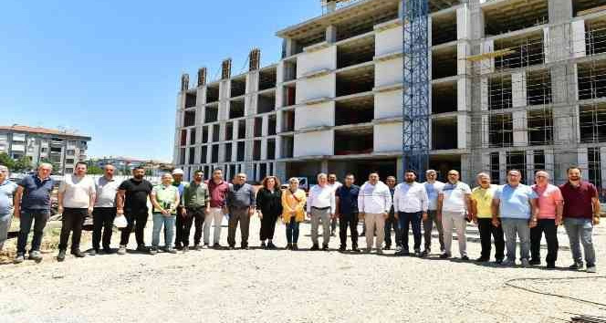 Başkan Çınar, yeni belediye hizmet binası inşaatında çalışan işçilerle bir araya geldi