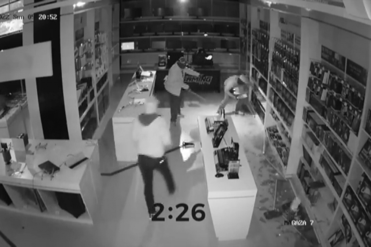Ümraniye'de teknoloji mağazasında 3 dakikada 3 milyonluk soygun kamerada