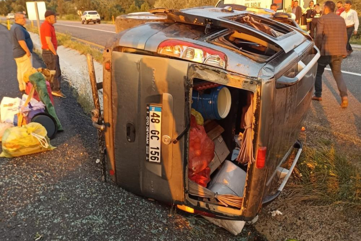 Kastamonu'da hafif ticari araç devrildi: 5 yaralı
